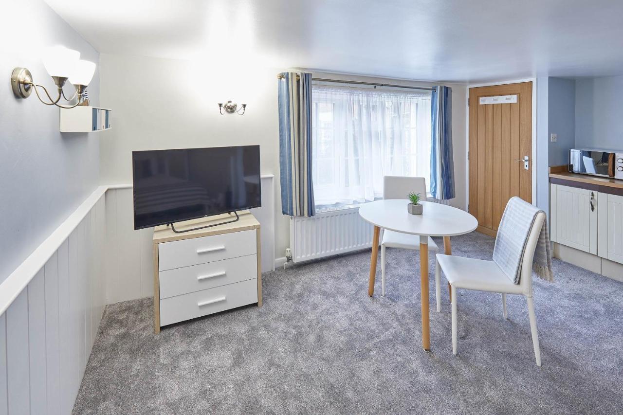 Host & - Princess Place Apartment Whitby